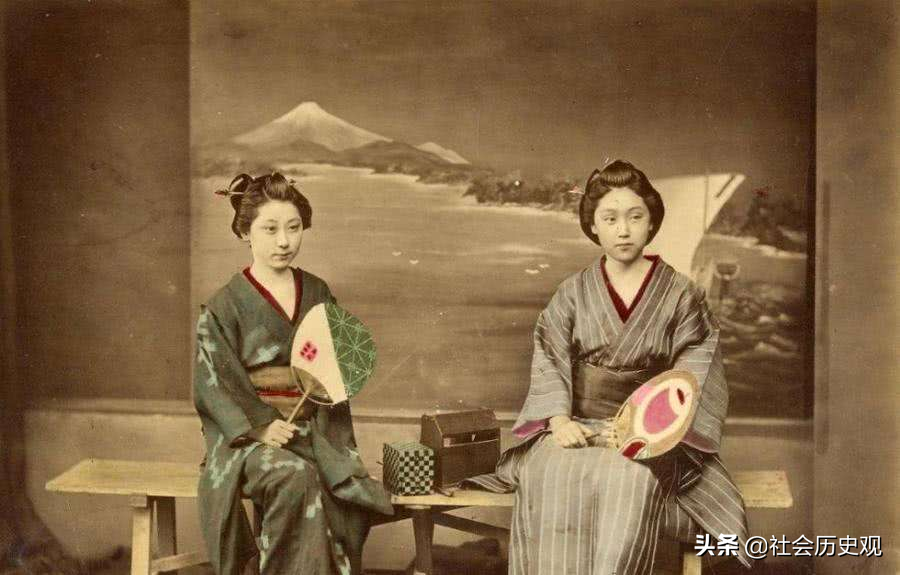 在学习大唐文化后,日本官员制度得以进一步完善,在服饰方面颁布了