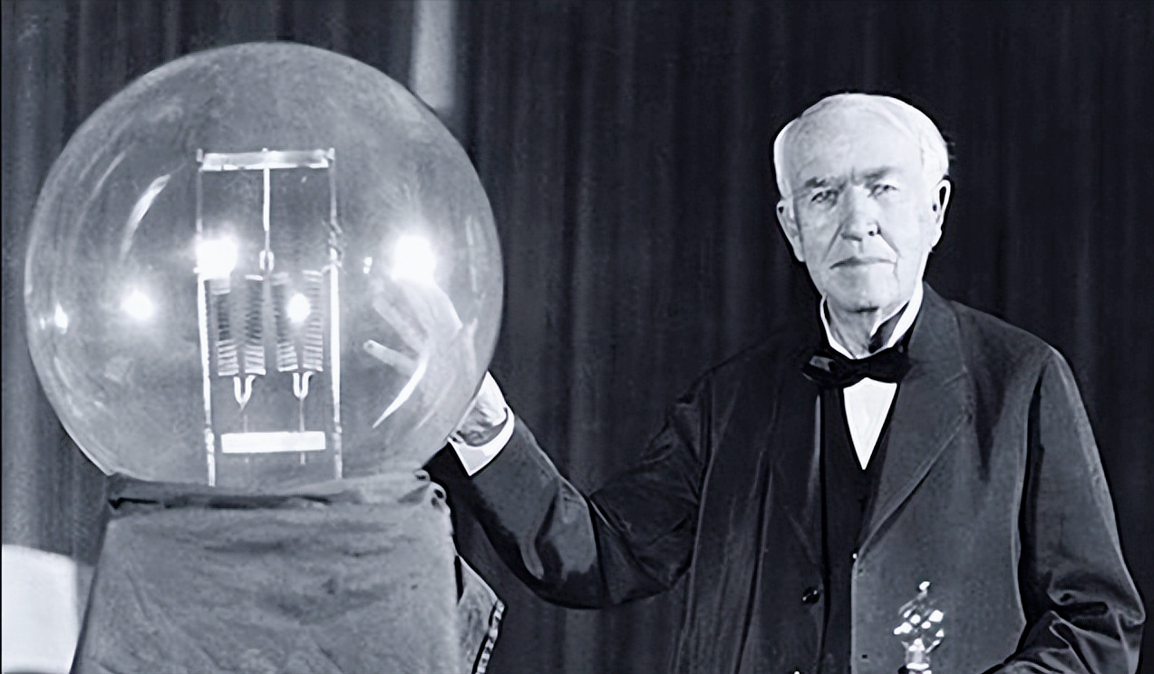 大家小学的时候一定也跟我一样都学到过:爱迪生发明了电灯泡,其实发明
