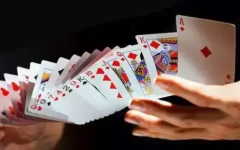 扑克牌魔术教程简单易学（简单初学者的扑克魔术教程）